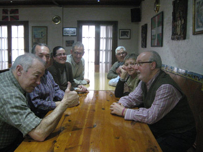 La directiva de Gure Txoko, junto a la profesora de euskera Sonia Hernández, durante la reunión con HABE (foto ValladolidEE)