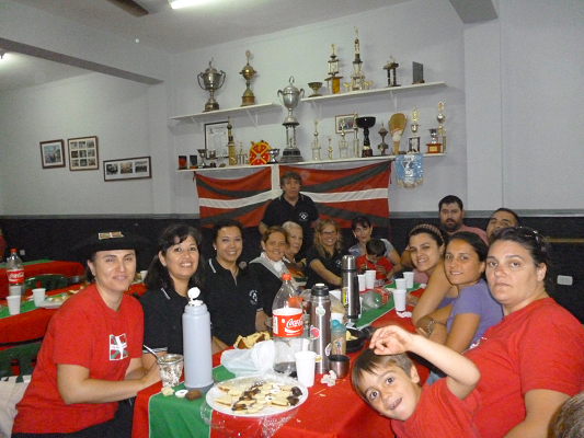 En la fiesta de comienzo de actividades, el lehendakari del centro Ismael Martinez de Alegria junto a un grupo de jóvenes (fotoEE)