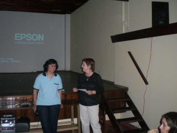 Marta Sarasola, presidenta del Centro Vasco Euskal Jatorri de Misiones en una foto de archivo, presentando el ciclo de cine vasco de la entidad