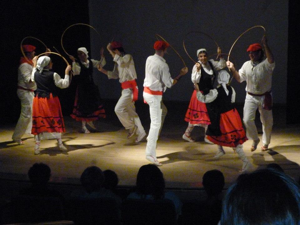 Un momento de la actuación de los dantzaris de Gazte Lurra de Concordia en el Auditorio Municipal Carlos María Scelzi de Concepción del Uruguay, en una gala organizada por el Centro Vasco Ibai Txori de la localidad uruguayense (foto MST-EuskalKultura.com)