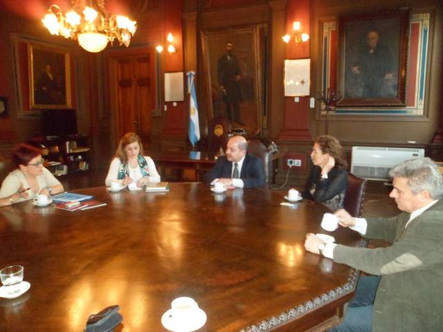 Las representantes vascas durante su encuentro con el presidente de la Universidad Nacional de La Plata UNLP, Fernando Tauer (foto Pedro Mauregui)