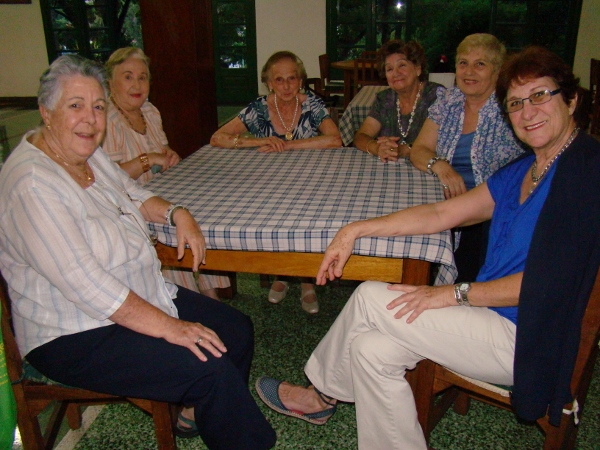 Una de las mesas de homenajeadas en el Día de las Amatxus 2013 de Eusko Etxea de Caracas (fotoEE)