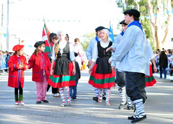 El sábado pasado se celebró en Argentina el 203º Aniversario de la Revolución de Mayo y distintas euskal etxeas se sumaron a los actos oficiales. En la foto, los jóvenes del Etorritakoengatik desfilan con la ikurriña y la bandera argentina (foto Munic PM)