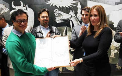 Acto de entrega de la réplica del Guernica a la ciudad de Bogotá, en presencia del delegado Rafael Kutz y representantes del Centro Vasco de Bogotá (foto Oficina Prensa Teausaquillo)