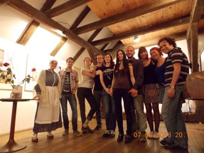 La lectora Ainara Maya (a la izquierda) y algunos de los participantes en la noche de poesía en Brno (foto Etxepare)