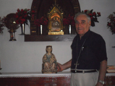Peregrinación al Monasterio de las Carmelitas Descalzas. Monseñor Jose Luis Astigarraga con la imagen de Nuestra Señora de Arantzazu de Yurimaguas, actualmente de peregrinación (foto JBazan)