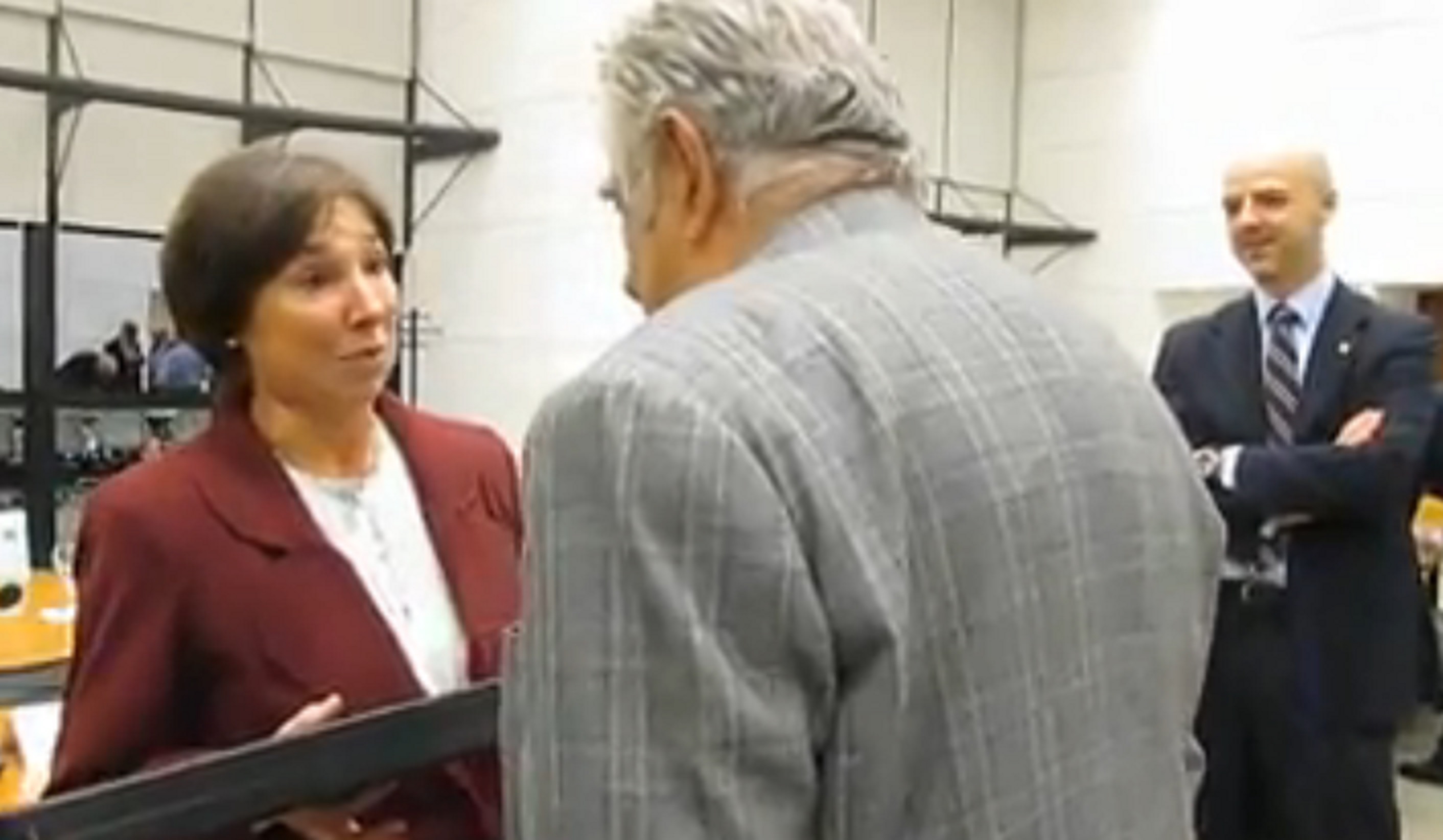 Agurtzane Aguado, presidenta del Centro Vasco Euskal Erria de Montevideo, haciendo entrega de una makila al presidente Jose Mujica, nombrado miembro de honor de la entidad (foto EuskalErriaEE)