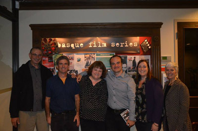 En el centro, con el video en la mano, Oskar Alegria, acompañado por los miembros del Basque Educational Organization Leon Sorhondo, Philippe Acheritogaray, Marisa Espinal, Yvonne Hauscarriague y Nicole Sorhondo (foto SFBCC) 