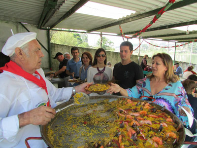 Francisco Alava sukaldaria paella zerbitzatzen Aberri Eguneko jaian parte hartu zuten lagunei (argazkia EuskoAlkartasunaEE)