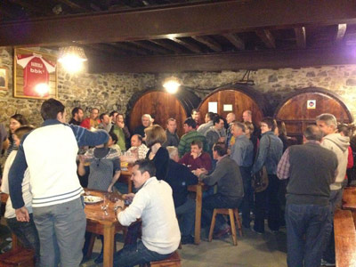 Los socios de Gure Txoko de Valladolid visitaron una sagardotegi durante el viaje que realizaron el pasado mes de abril a Euskal Herria (foto ValladolidEE)