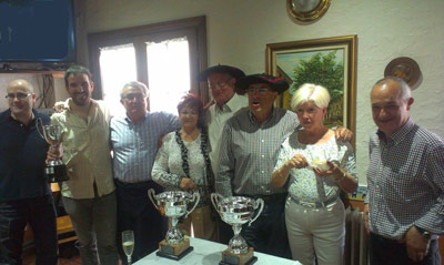 La delegación ganadora durante el reparto de trofeos, celebrando el título (foto ValladolidEE)