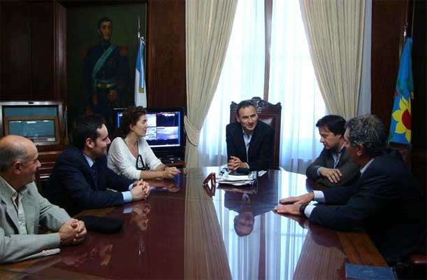 El Intendente, Pablo Bruera, y el Director de Colectividades, Mauricio Castro, recibieron en el Palacio Municipal a la delegación de la Colectividad Vasca, entre ellos, Asier Vallejo, Sara Pagola, Ricardo Basterra y Javier Clúa.