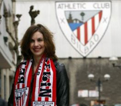 Mariann Vaczi, in front of San Mames football field (photo CorreoMitxelAtrio)