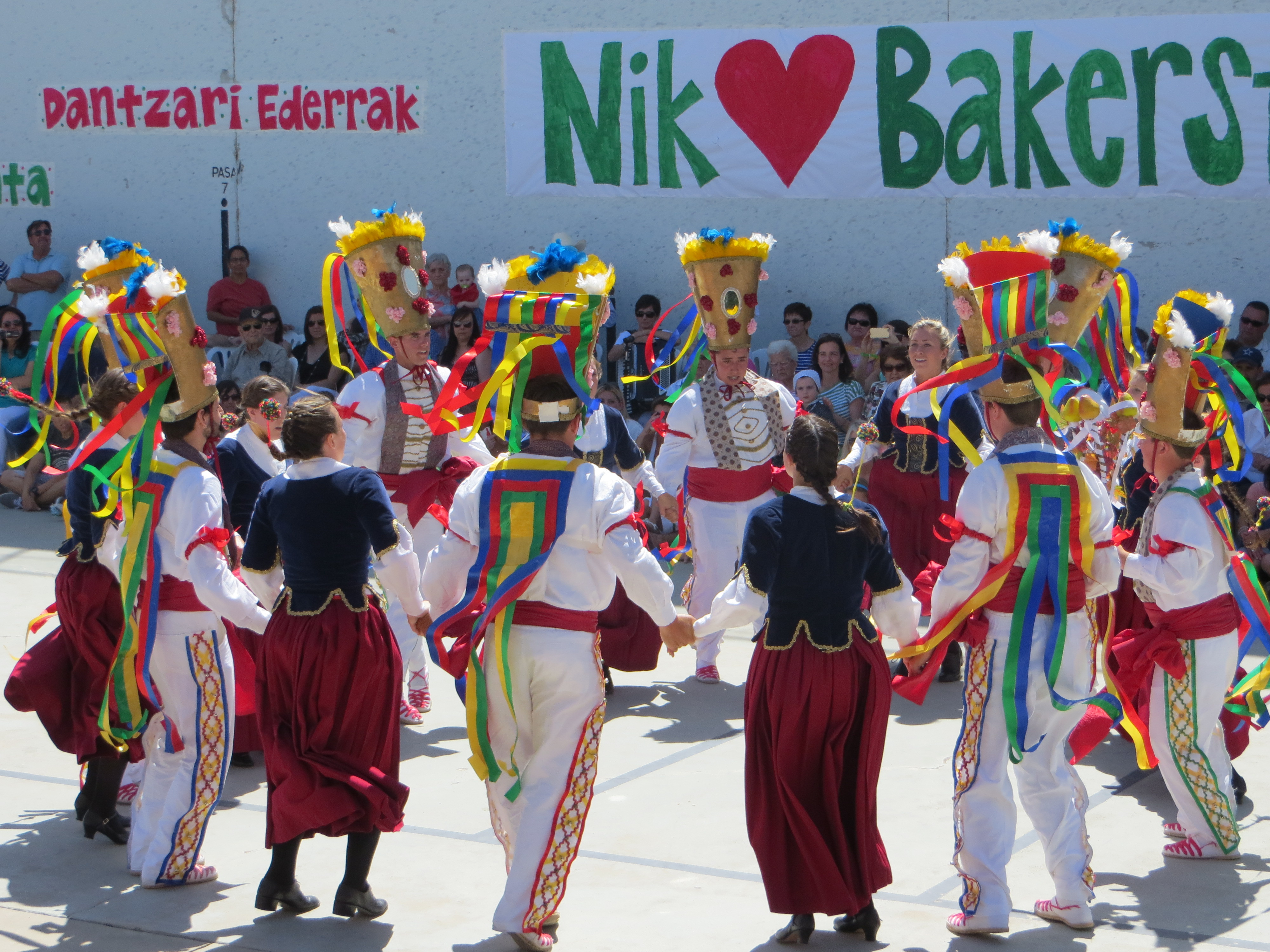 Demostración de euskal dantza en el 41 Festival Vasco de Bakersfield (foto Eneko Egiluz Beramendi)