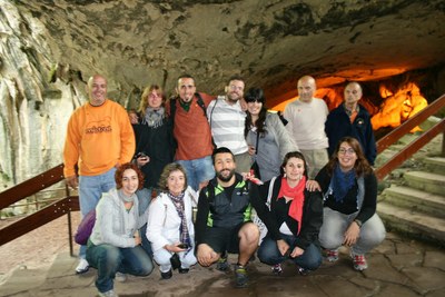Alumnos de la Euskal Etxea de Barcelona durante una salida a las cuevas de Zugarramurdi, en el barnetegi 2010 en Arantza (foto BartzelonaEE)