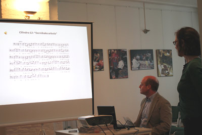 Inaxio Lopez de Arana showing the sheet music from the recording during his talk in Berlin (photo BerlinEE)