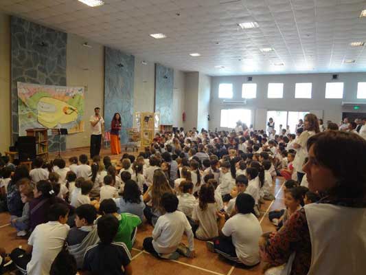 La primera entrega del ciclo 'La Hora del cuento' contó en el Euskaldunak Denak Bat de Arrecifes con la presencia de la "Biblioneta" (fotoEE)