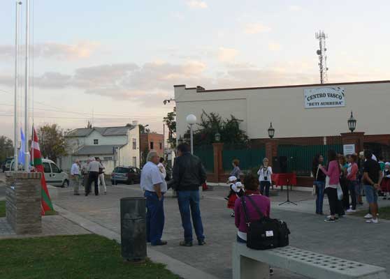 Imagen de la Plazoleta Gernika frente a la sede de la euskal etxea chivilcoyana (fotoEE)