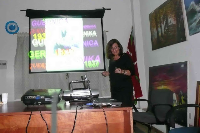 Charla de Elena Itcea en el Centro Vasco de Pilar correspondiente a una edición anterior de la oferta cultural de FEVA