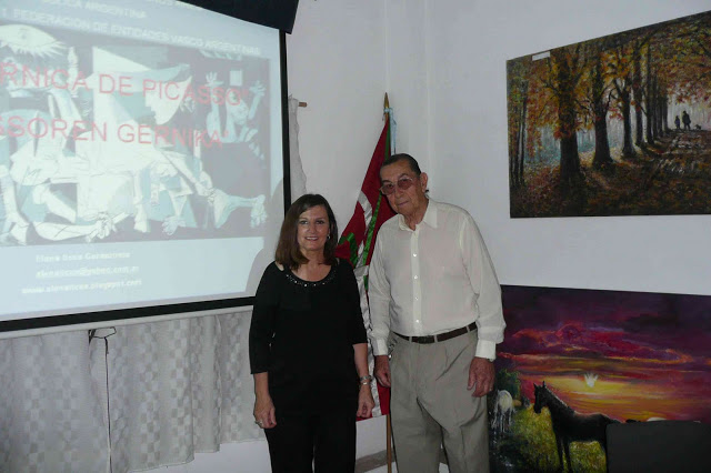 Fotografía de archivo de la conferencista Elena Itcea en Pilar en 2011 junto al anterior presidente, Carlos Messier, hoy vicepresidente de Eusko Etxea, tras la charla que la profesora rodriguense impartió sobre el Guernica de Picasso