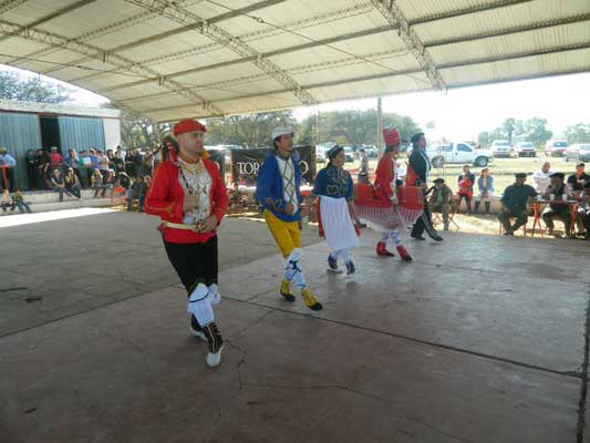 Los dantzaris del grupo Gure Ametsa, del centro Euzko Alkartasuna de Macachín, animaron la Fiesta del Ternero, sumándose al importante esfuerzo que desarrolla el Euzko Txoko achense (foto P.M. Aguirre)