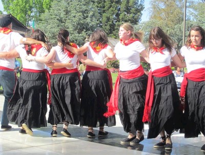 Dantzaris disfrutando de la fiesta en la edición 2011 del Fresno Picnic (foto FresnoBC)