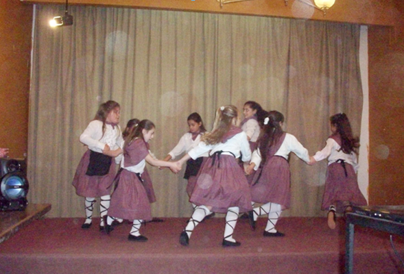 La dantzaris del Gure Txokoa en el escenario de la Casa de la Cultura de Rauch (fotoEE)