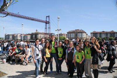 Los estudiantes de euskera de los lectorados frente al Puente Colgante de Portugalete (foto ZArruza)