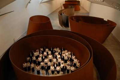 Los integrantes de la coral San Antonio de Iralabarri, de Bilbao, en una foto tomada en el interior de las impresionantes esculturas de Richard Serra del Guggenheim Museoa