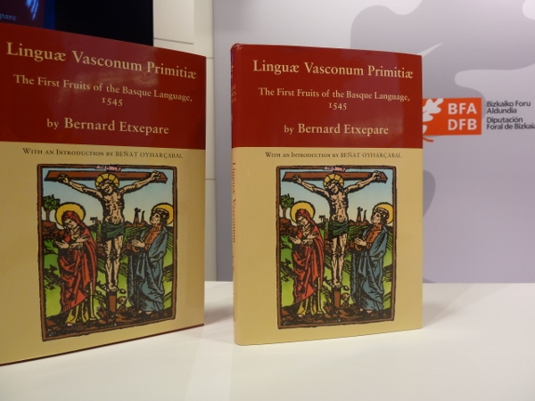 Portada de la edición en inglés de Linguae Vasconum Primitiae, publicada originalmente en 1545, obra del rector bajonavarro Bernard Etxepare (foto Bizkaia.net)