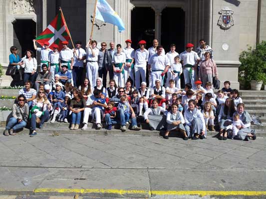 Dancers in front of the Cathedral at the Aberri Eguna celebration in Mar del Plata (photo EE)