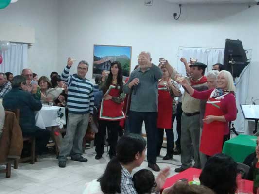 Al momento del brindis se recordó a todos aquellos que participaron en la fundación y desarrollo de la casa vasca de Trenque Lauquen (fotoEE)