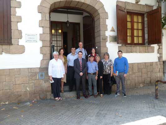 Asier Vallejo, Sara Pagola, Andoni Martín, Shanti Arrieta y Mariana Satostegui fueron recibidos por la Comisión presidida por Javier Olaizola. Participó también del encuentro Ricardo Basterra (foto Euskaletxeak.net)