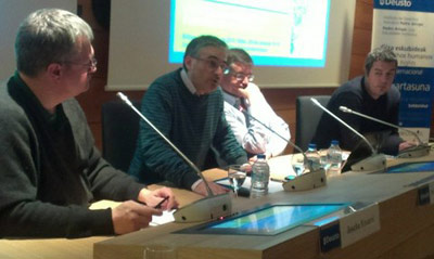 Pedro Oiarzabal interviniendo en la segunda jornada del seminario, en un panel compuesto por Joseba Etxarri (EuskalKultura.com), Óscar Álvarez Gila (UPV/EHU), y Jon Ander Ramos (UPV/EHU) (foto EuskoSare.org)