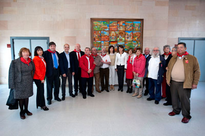 Los representantes de los centros navarros asistentes a la fiesta junto a la alcaldesa de Pamplona, Yolanda Barcina (foto Navarra.es)