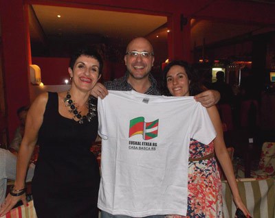 Promotores del CV de Rio Grande do Sul, en Brasil, muestran orgullosos la camiseta de la euskal etxea (foto CVRioGrandeDoSul)