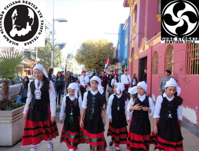 Hilario Olazaran eta Gure Etorkia taldeetako zenbait kide Viña del Mar-eko kaleetan egin zuten desfilean
