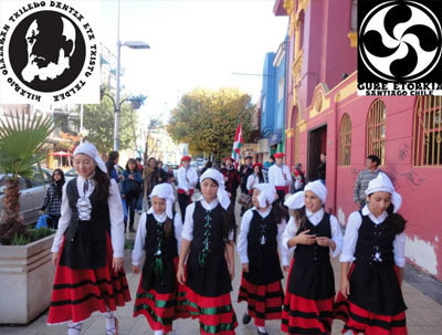 Dantzaris y músicos del Gure Etorkia y el grupo Hilario Olazaran recorriendo las calles de Viña del Mar