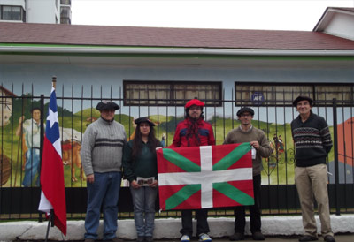 Los alumnos que han participado en la lectura y el equipo que grabó el vídeo posan frente al mural vasco de Eusko Etxea (foto ValparaísoEE)