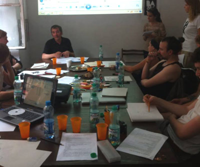 Patxi Zubizarreta at the head of the table sharing with participants in the illustration workshop (photoADones)