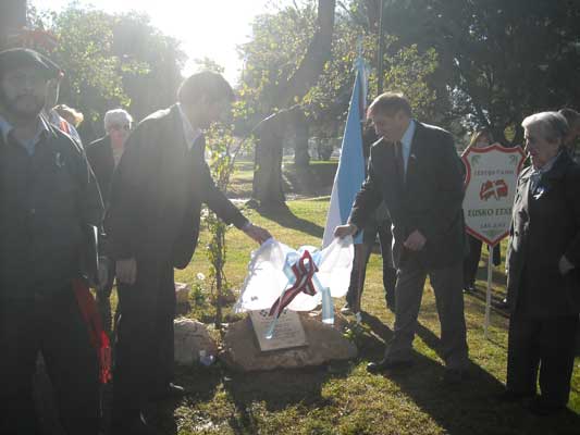 San Juango Espainia Plazan landatu zen haritza, Gernikako Arbolaren omenean. Juan Antonio Garcia Espainiako kontsulordeak, Luis Meglioli Udaleko Kultur Idazkariak eta Ofelia Larrea etxeko lehendakariak izan zuten plaka desestaltzeko ohorea 