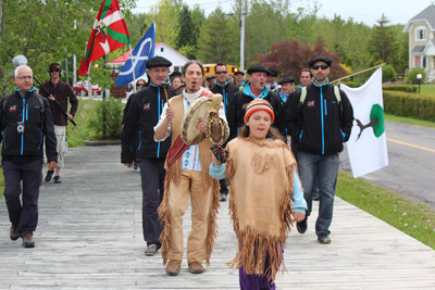 Miembros del pueblo Miq'mak acompañan a los remeros de Indianoak 2013 camino a la ceremonia de protección de la trainera, antes de botarla al río San Lorenzo, en el pueblo de Trois Pistoles (foto ADaraspe)