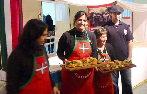 Como parte del evento "Madryn al plato" el pasado fin de semana largo tuvo lugar en Puerto Madryn la Feria de Productores y Diseño. Allí estuvieron presentes los representantes del centro vasco local para ofrecer sus platos a los invitados  (fotoEE)