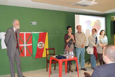 La presidenta de la Euskal Etxea de Rio Grande do Sul, Ana Luiza Etchalus, presenta al profesor Mikel Ezkerro, que ofreció una interesante charla sobre presencia vasca e inmigración (foto RGSEE)