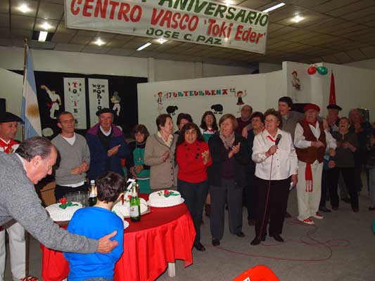 Como en todos los cumpleaños, en el de Toki Eder también hubo torta y brindis (fotoEE)