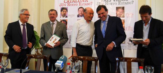 De izquierda a derecha, Josu Legarreta, José Vicente Katarain, Juan José Ibarretxe, Jon Azua y Juan José Alvarez ayer, poco antes de la presentación del libro (foto Fernando Domingo Aldama-El País)