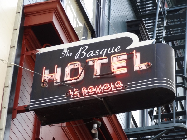 Cartel luminoso del Basque Hotel de San Francisco, en una instantánea sacada este mismo mes de julio de 2013 (foto EuskalKultura.com)