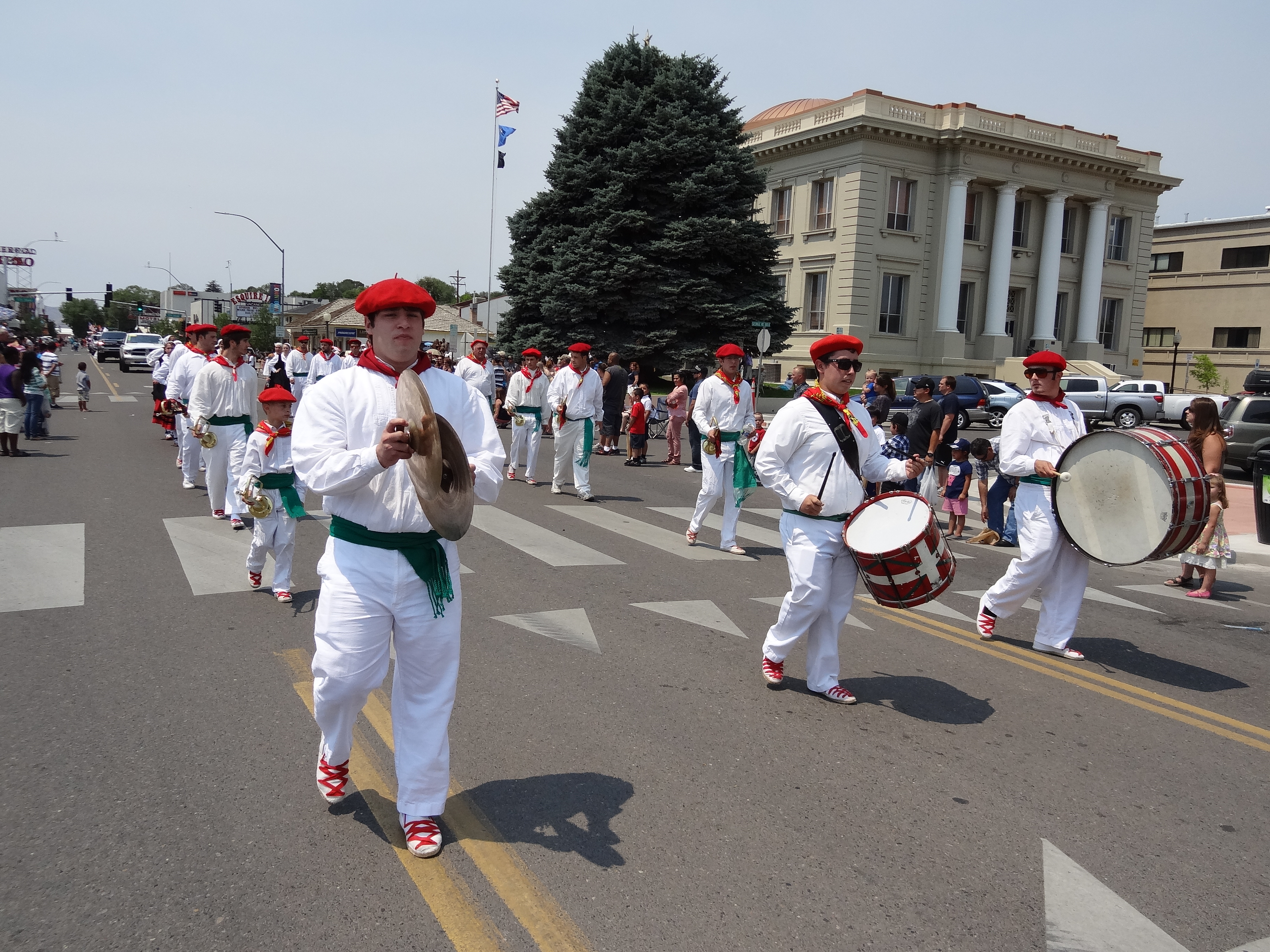 Desfile el pasado sábado por las calles de Elko. La imagen muestra a la Klika Zazpiak Bat de la Euskal Etxea de San Francisco a poco de pasar por el Palacio de Justicia del Condado (foto EuskalKultura.com)