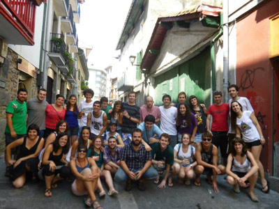 Friends in the Basque Country who have visited Necochea as part of the Hator Hona program, who have received the Gazte Alai dancers with open arms (photo HatorHona)