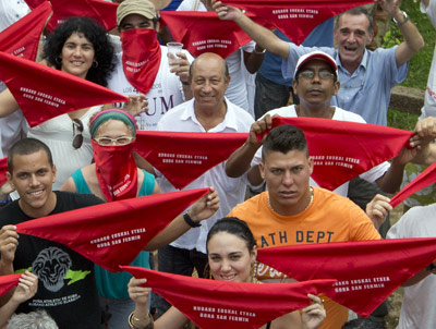 Los participantes mostrando orgullosos los pañuelicos rojos que repartió la organización (foto Goitia)